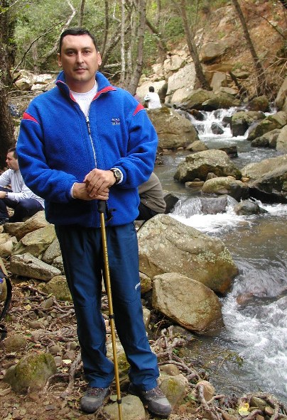 GARRY_POSE.JPG (107282 bytes)