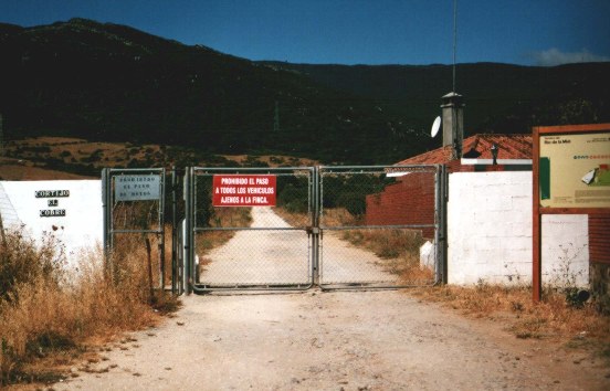 verja de entrada a la zona